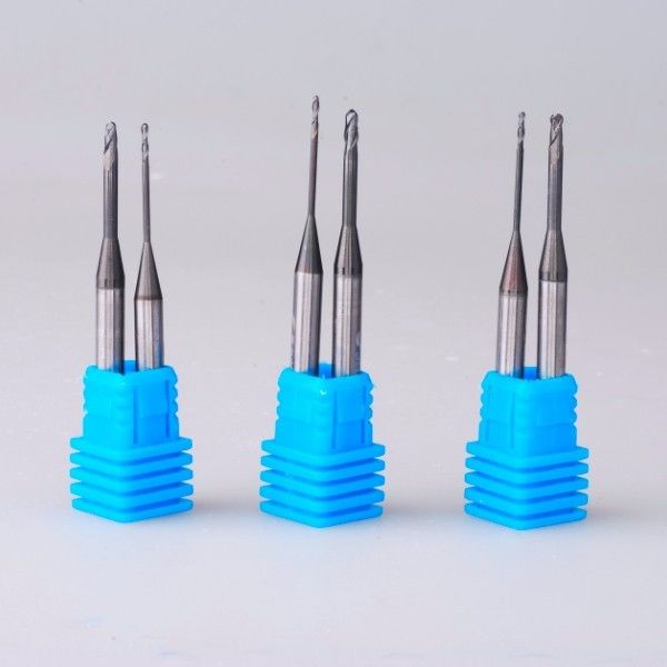 Zahnmedizinische Karbidbohrer Rolands benutzt im Zahnheilkunde-Zirkoniumdioxid-keramischen Block